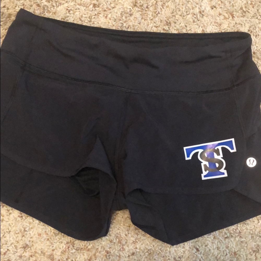Twist & Shout Lululemon size 4 Black shorts